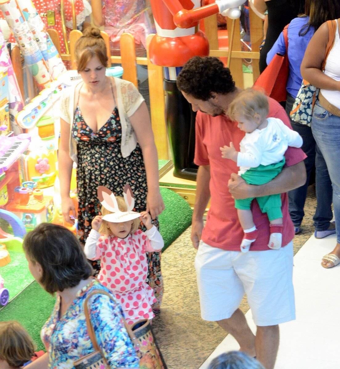 Juntos, Guga e Carolinie passeiam com as crianças