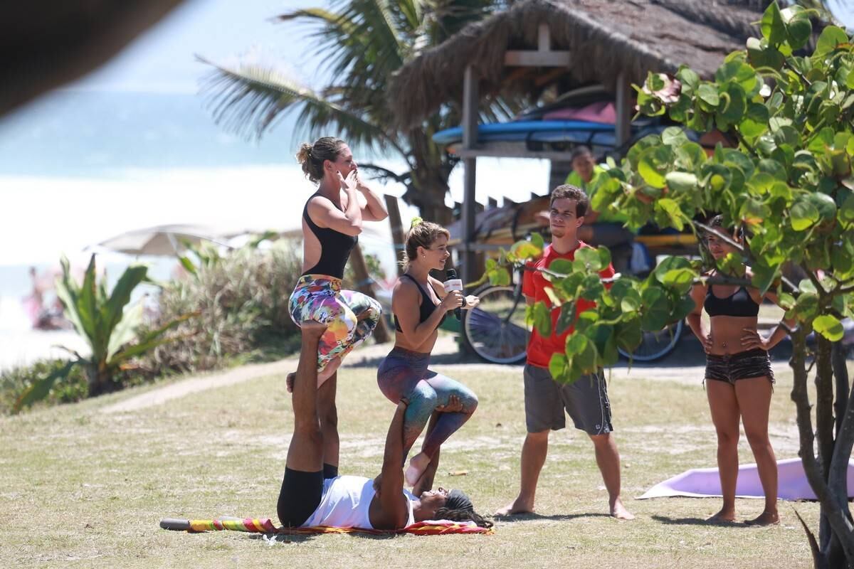 Dani Bananinha e Juliana Frias, mulher de Mario Frias, fazem acroyoga na praia