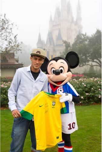 Assim que conseguiu pegar umas férias, Neymar empacotou suas coisas e foi para a Disney. Quem segue o astro do Barça no Instagram viu que ele postou fotos com as princesas da Disney, com o ursinho Pooh e com os personagens mais famosos. Para Mickey, símbolo do parque, Neymar levou uma amarelinha autografada