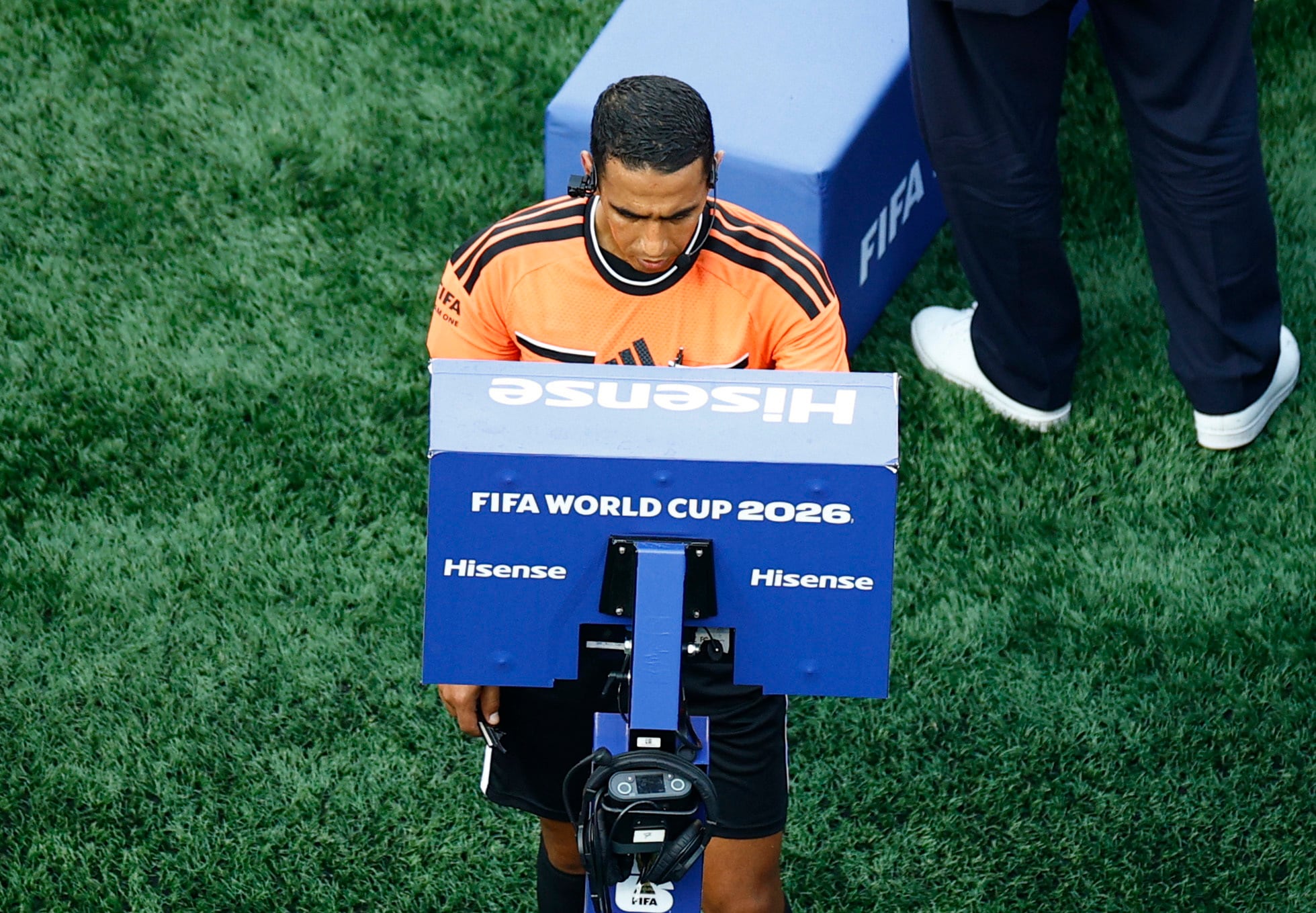 Árbitro consulta monitor do VAR para tomar decisão sobre lance na Copa do Mundo