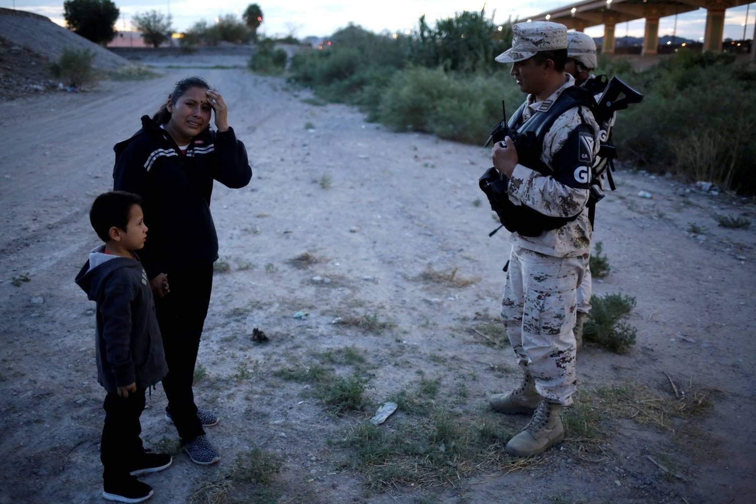 "A mulher implorou e implorou à Guarda Nacional para deixá-los atravessar... ela queria cruzar para dar um futuro melhor ao seu filho, Anthony Diaz", disse Gonzalez. O soldado, vestido com uniformes do deserto, um fuzil de assalto em seu ombro, disse que ele estava apenas seguindo ordens, de acordo com Gonzalez. O soldado não revelou seu nome