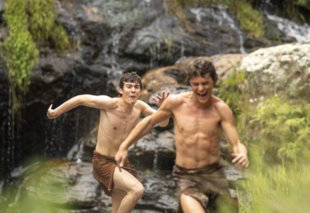 Caim reclama de fazer o trabalho duro após a partida das irmãs. Ele ainda não se conforma com a postura tranquila do irmão, que nunca se incomoda com nada. Abel tenta fazê-lo ver as coisas boas ao seu redor e o fato de nunca ter lhes faltado nada