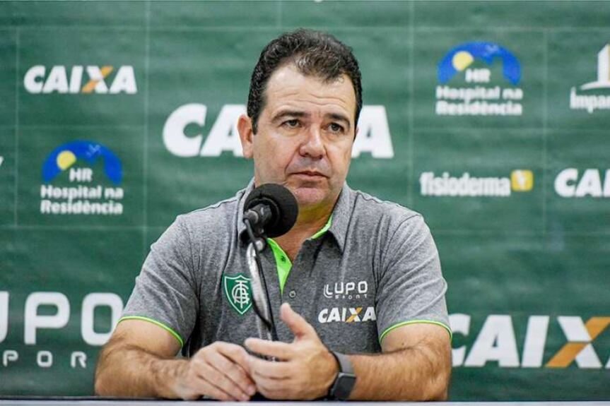 O técnico Enderson Moreira pediu demissão do América-MG e aceitou oferta do Bahia. O treinador estava à frente do Coelho desde julho de 2016. Enderson dirigiu o time mineiro e