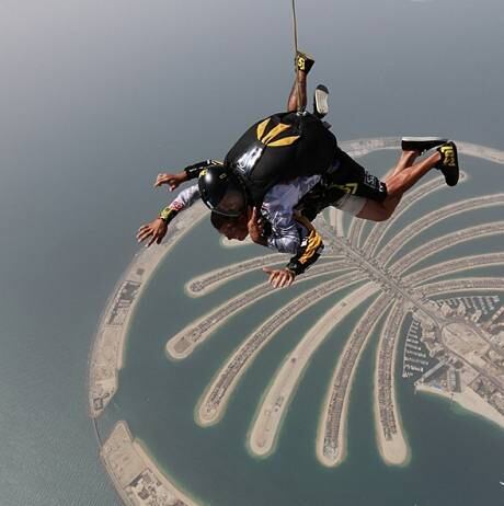 Quando foi a Dubai, Ronaldo aproveitou para fazer um salto radical de paraquedas