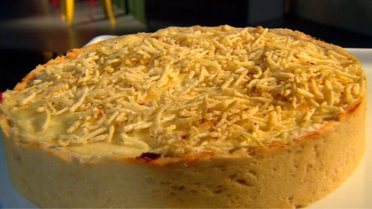 Torta de Salsicha

Ingredientes (massa)
400 g de farinha de trigo 
200 g de manteiga
1 colher de café de sal
1 ovo 

Ingredientes (recheio)
6 salsichas picadas 
½ cebola 
1 dente de alho
Paparica doce 
Salsinha desidratada
Pimenta do reino a gosto 
100 ml de  molho de tomate
Purê de 4 batatas médias 
Sal a gosto 
Batata palha a gosto  

Modo de preparo (massa)
Em uma vasilha, coloque a farinha, o sal e adicione a manteiga e ovo;
Misture até formar uma massa lisa;
Coloque em um plástico filme e reserve na geladeira por uma hora para descansar.

Modo de preparo (recheio)
Adicione as salsichas de sua preferência;
Refogue a cebola e o alho;
Acrescente o molho;
Adicione a paparica, pimenta do reino e por último o sal.

Montagem:
Abra a massa com o auxílio de um rolo;
Forre uma forma de 24 centímetros;
Acrescente a salsinha e o purê de batatas em seguida;
Leve ao forno a 180 graus por 30 minutos;
Sirva com batata palha.

Acompanhe o quadro Mitos e Verdades, no programa Domingo Espetacular, que vai ao ar todos os finais de semana, às 19h45, na Record TV.
