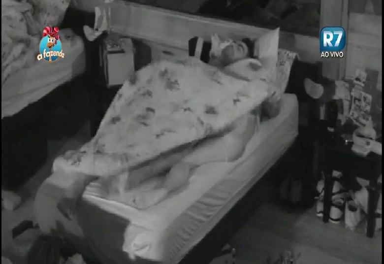 A cantora chegou a chorar a perda da aliança antes de deitar-se com o modelo

+ "Estou com saudade da vida, saudade dos meus amigos" desabafa Douglas Sampaio
+ Procura-se: Li Martins perde aliança de casamento e oferece recompensa para quem achar
+ Colírio para os olhos! Rayanne e Carla Prata tomam banho juntas e mostram que estão com tudo em cima
+ Deu ruim! Peões ficam 36 horas sem academia devido a nova punição
+ Veridiana conversa na Casa da Árvore com Rebeca e diz: “Tenho o maior bafão para te contar”
