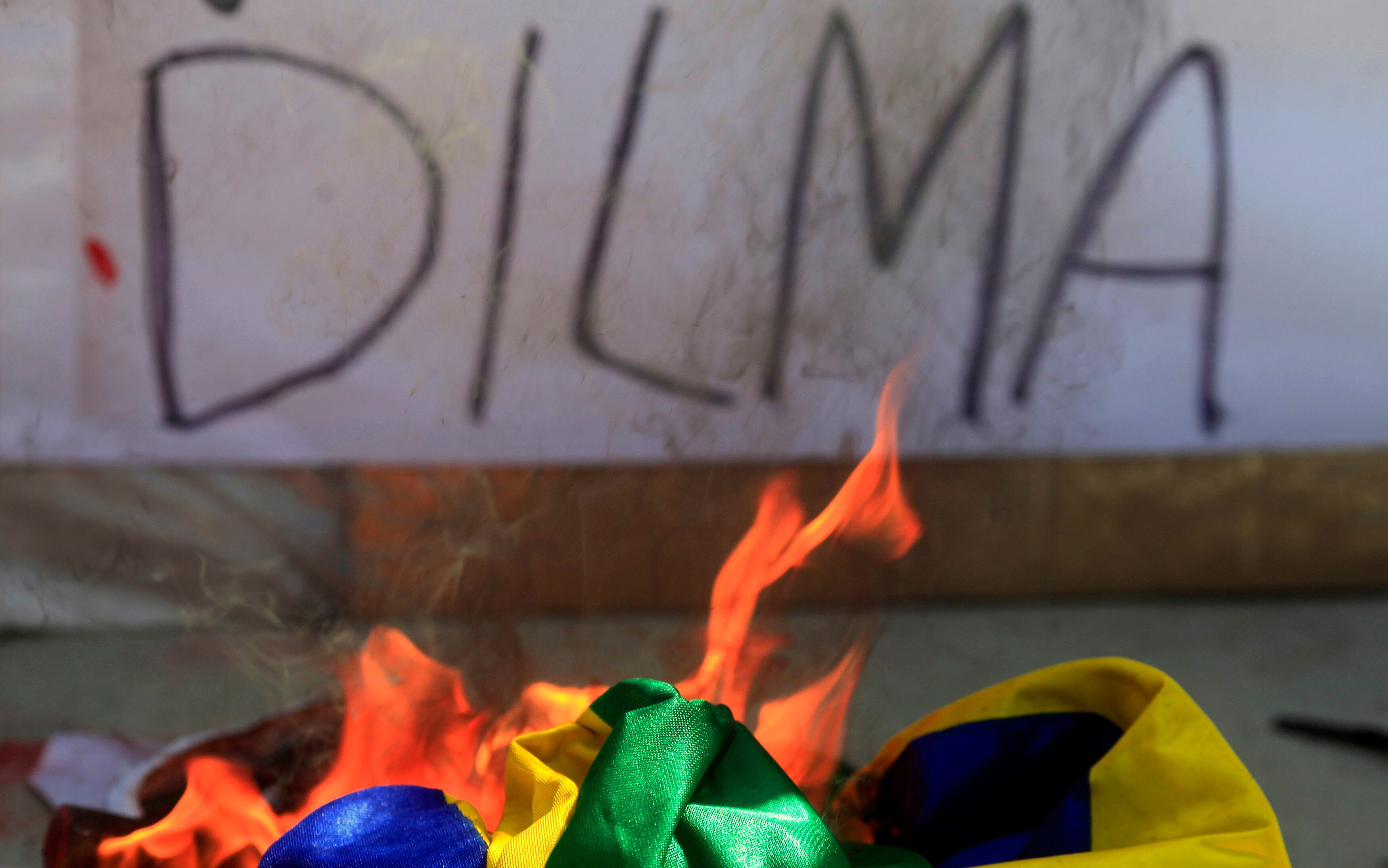 Os protestos pedem segurança, educação, melhora no setor da saúde e reclamam das recentes denúncias de espionagem norte-americana e do governo vigente
