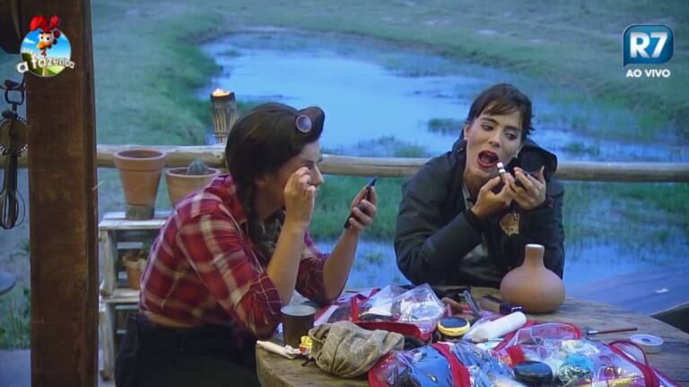 Enquanto Heloisa passava batom, Babi caprichou na produção dos olhos e passou rímel
+ Babi dá show de beleza em banho no celeiro
+ "Namorei cinco anos um pobre. Eu pagava tudo para ele", revela Babi