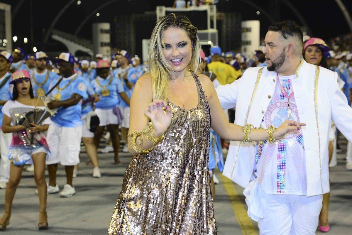 Ellen Roche desfila no ensaio técnico da Rosas de Ouro, em São Paulo
