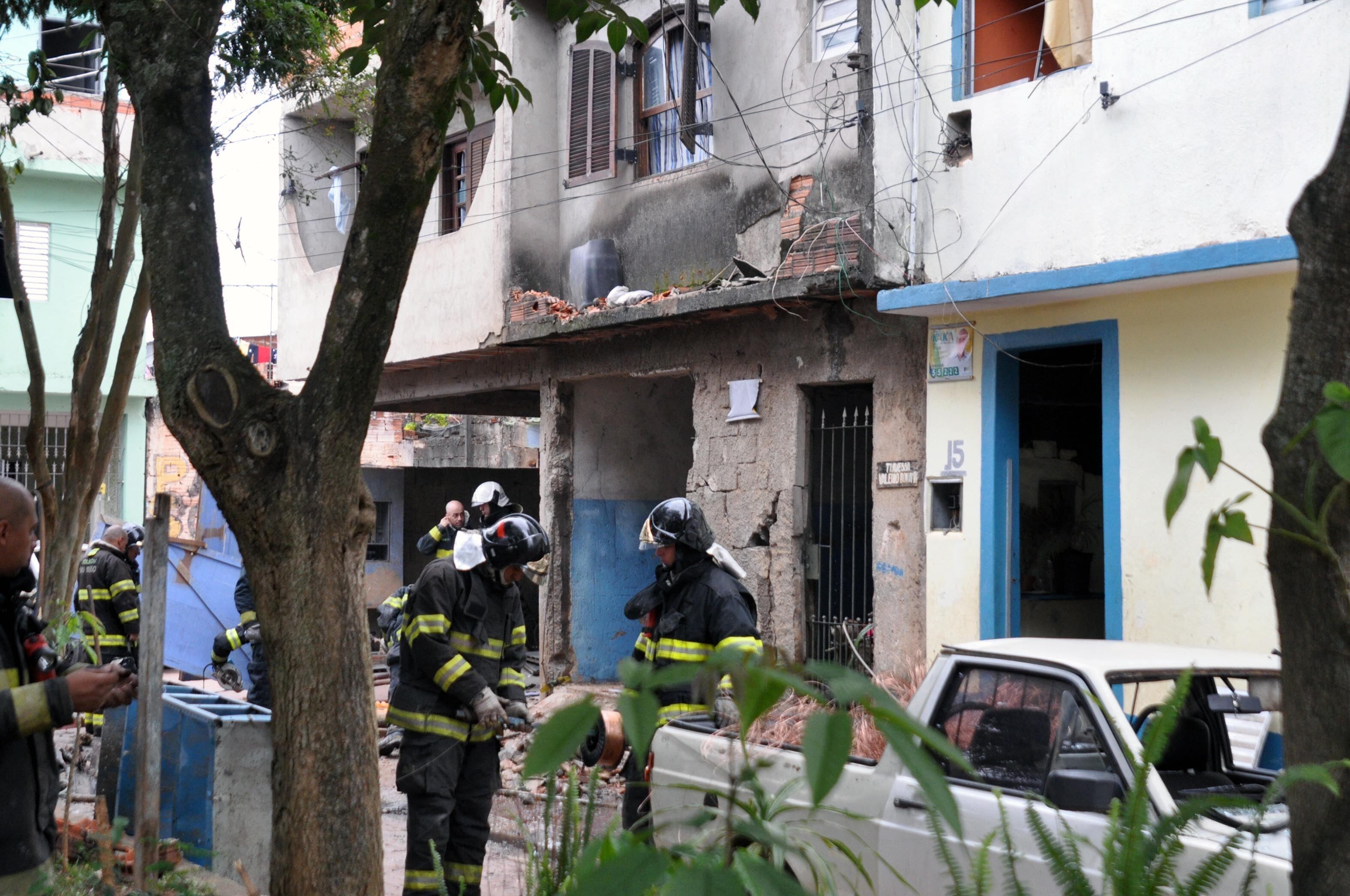 Corpo de Bombeiros encontrou ao menos 27 cilindros de gás no imóvel