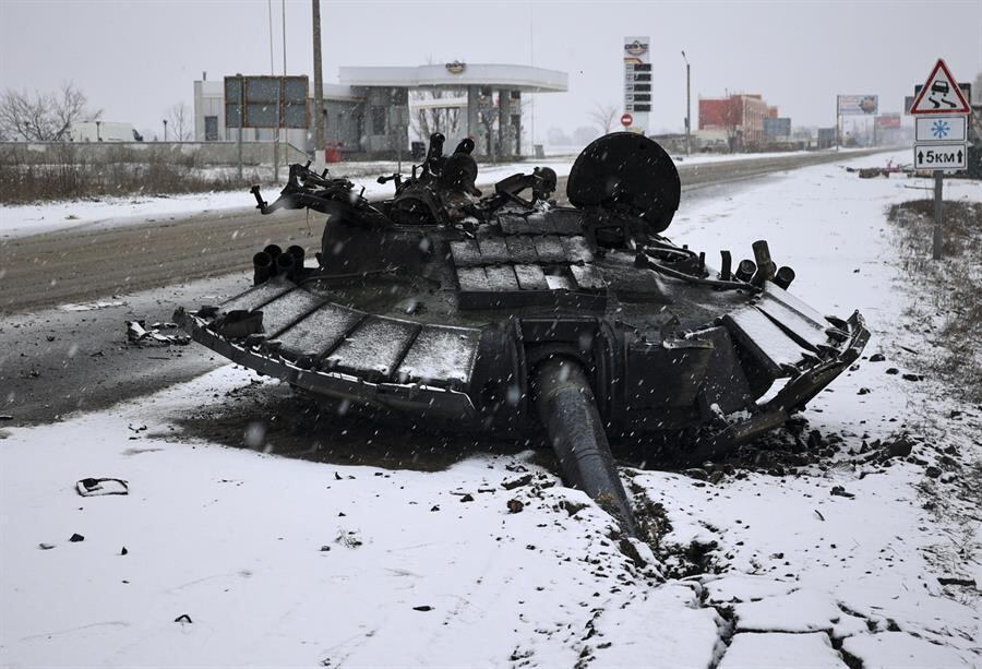 Destroços de tanque russo perto de Kharkiv, na Ucrânia
