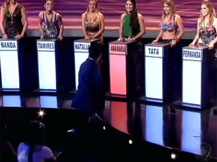 — Você é brava? — quis saber o apresentador

— Sou... — avisou ela, que brincou com Rafael Cortez no palco

+ PARTICIPE DA ENQUETE E ELEJA A MAIS BONITA

+ Rafael Cortez: “Me assusto quando as mulheres ficam masculinas na relação”

+ Tainara descobre afinidade com Jorginho: "Temos algo em comum: ele é corinthiano"


