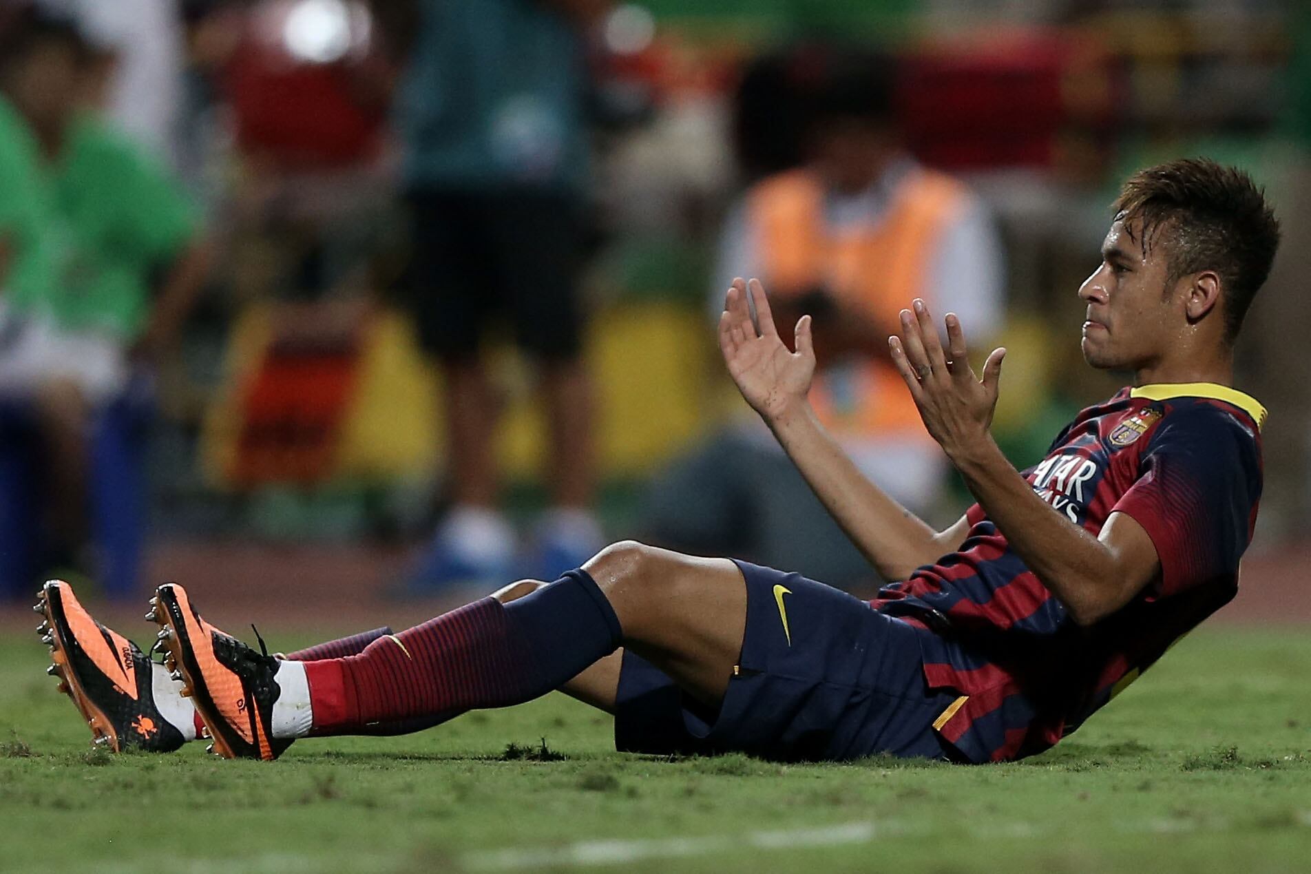 Desde o final da Copa das Confederações, Neymar emagreceu 7 kg. O  atacante tenta se recuperar de uma anemia que apareceu após passar por uma cirurgia para a retirada das amigdalas e correção de desvio de septo