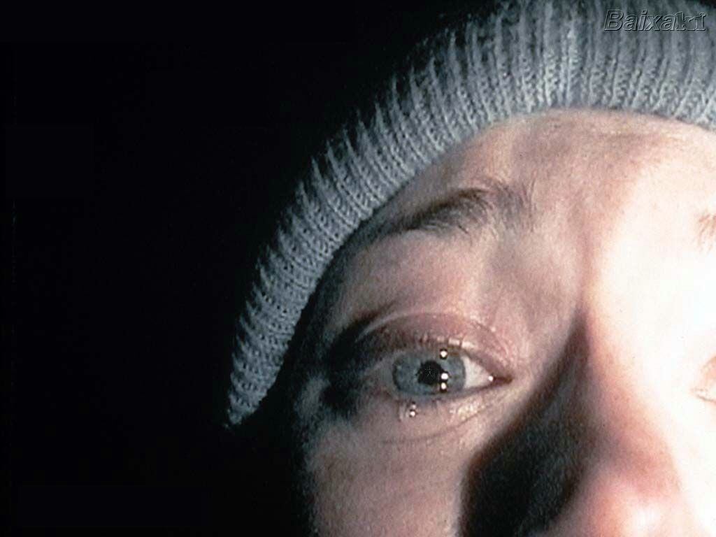 A Bruxa de Blair (1999)
Custou: US$ 60 mil 
Rendeu de bilheteria: US$ 248 milhões
Filme responsável por trazer os terrores de Found Footage (Filmagem Encontrada) de volta às telonas, A Bruxa de Blair causou comoção na época de seu lançamento, com pessoas saindo assustadíssimas das salas de cinema. O resultado foi uma bilheteria astronômica para uma produção que custou tão pouco para ser feita