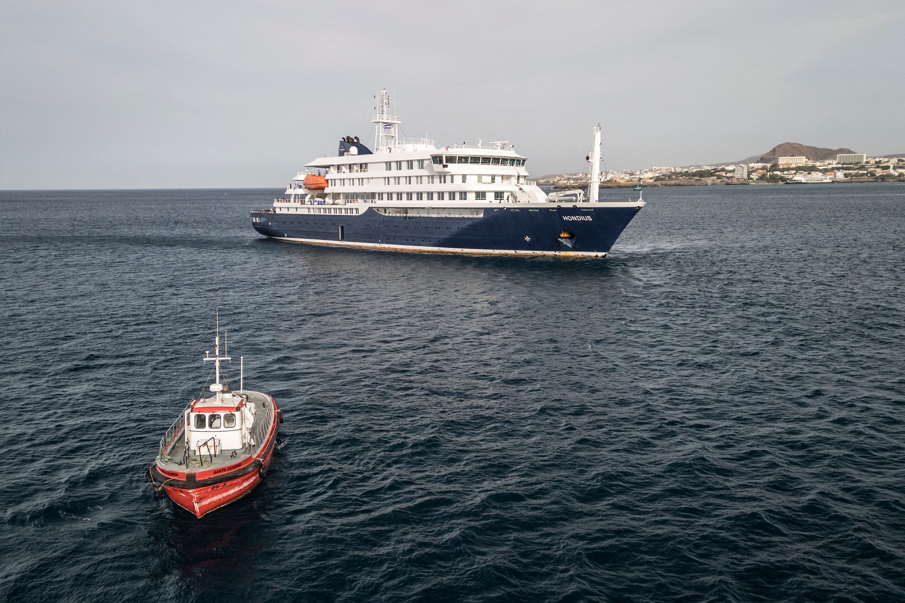 Após a chegada do navio de cruzeiro MV Hondius, afetado pelo hantavírus, às Ilhas Canárias, funcionários dos Centros de Controle e Prevenção de Doenças dos EUA (CDC) encontrarão os passageiros americanos para um voo fretado de volta aos Estados Unidos.