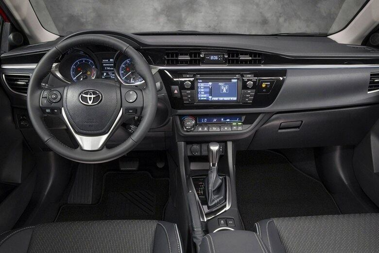 Já o Corolla americano tem interior visualmente mais simples, mas mantém itens como o sistema multimídia com GPS e tela sensível ao toque

VEJA TAMBÉM

> Conheça a nova geração do Toyota Corolla norte-americano

> Inundações na Alemanha "engolem" concessionárias e dezenas de carrões de luxo são perdidos

Quer saber tudo sobre carros? Acesse R7.com/carros
