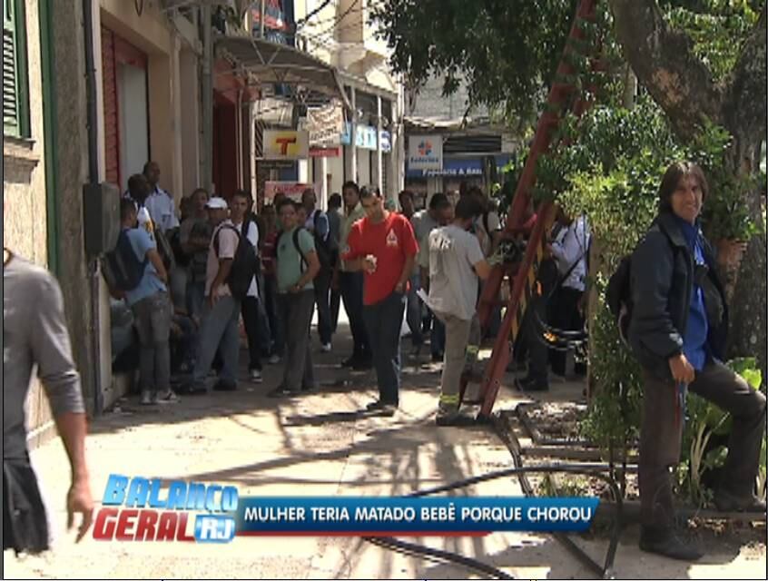 Na porta da delegacia, populares se revoltaram contra Ingrid. A suspeita foi autuada por homicídio doloso, com intenção de matar, por motivo fútil. Ela foi encaminhada para a Seap (Secretaria Estadual de Administração Penitenciária). Veja o vídeo