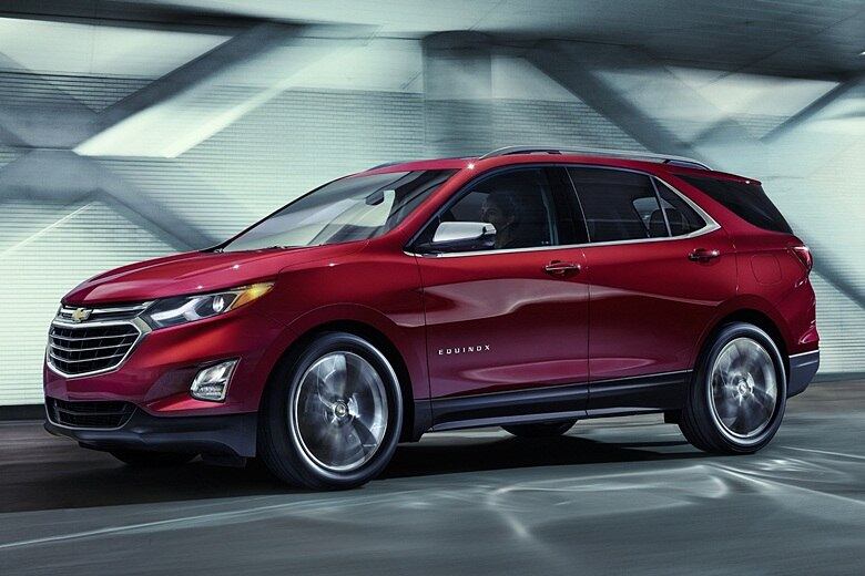 Nesta terceira geração, o Chevrolet Equinox troca a plataforma antiga, do Captiva, pela estrutura mais moderna e rígida do novo Cruze, que lhe garantiu uma redução de 180 kg. Visualmente, a dianteira é muito parecida com a do sedã, mas há elementos próprios, como a coluna traseira em diagonal e os muitos vincos nas laterais