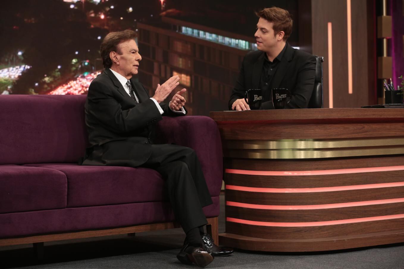 Muito amigo de Hebe Camargo, falecida em 2012, o convidado da noite relembra da última vez em que esteve com a apresentadora. “No último programa que ela fez, eu cantei. Eu achei ela muito bem e, no dia seguinte, ela voltou pro hospital e não saiu mais, infelizmente”, lamenta