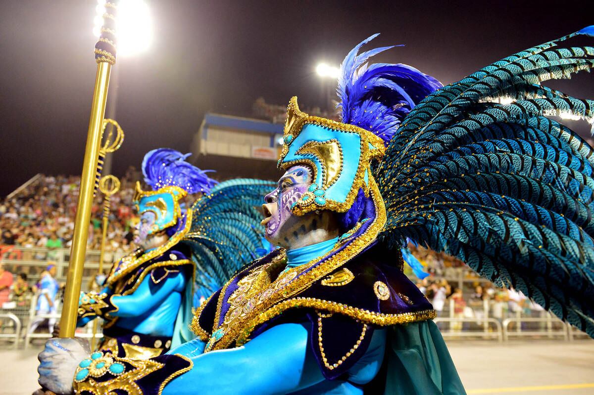 As baianas se vestiram de calendário maia, enquanto alas mostraram explosão estrelares e o buraco negro