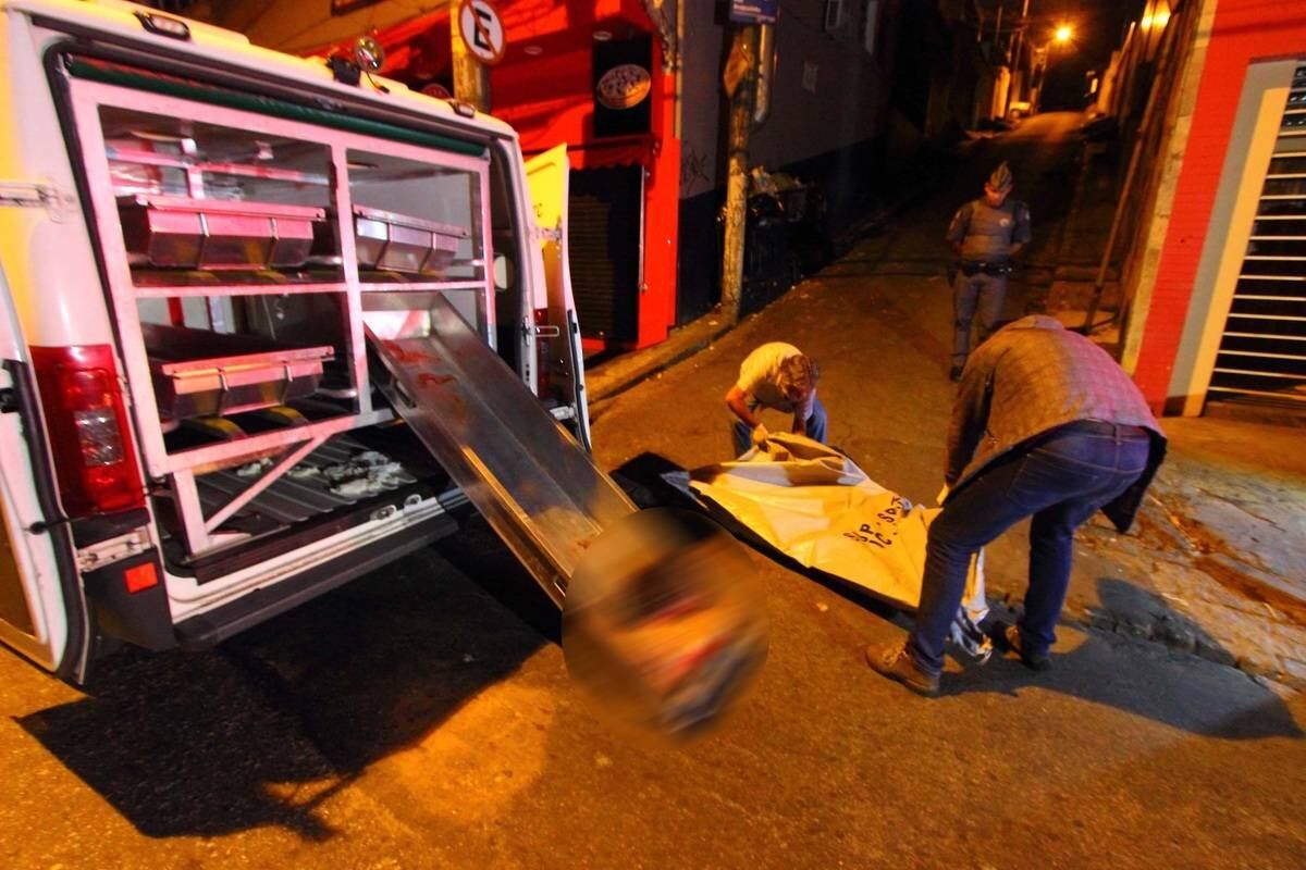 O jovem morava com a tia há alguns meses e o pai do rapaz estranhou que não via a irmã há alguns dias e toda vez que questionava o filho da ausência dela, ele justificava que ela estava viajando