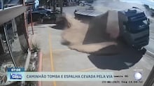 Caminhão tomba e espalha carga de cevada em avenida de Passo Fundo (RS)