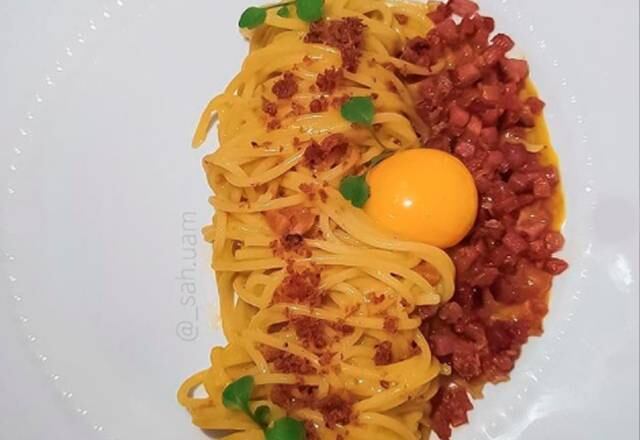 A segunda delícia foi esse Carbonara ou spaghetti alla carbonara, que é uma receita tradicional italiana de massa. Demais, né?