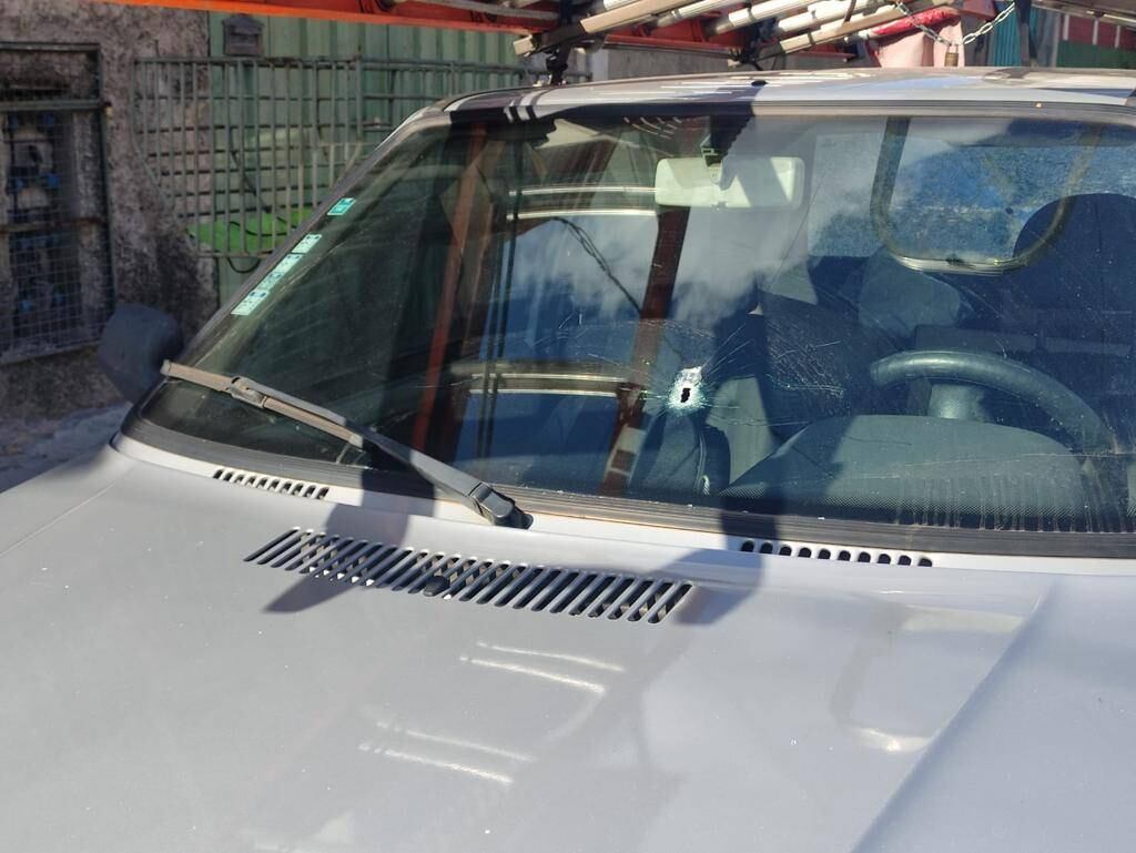 Disparos atingiram um veículo parado na rua