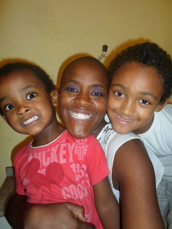 Ela tem dois filhos 