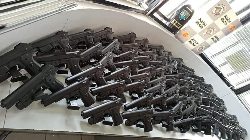 Simulacros de armas foram apreendidas