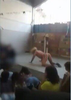 Uma gravação realizada durante uma festa junina na escola estadual Prof. Lauro Pereira Travassos, na zona sul de São Paulo, tem causado grande repercussão. Nas imagens um professor sobe ao palco e começa a dançar de forma sensual para as crianças do ensino fundamental. Alguns alunos passaram a imitar os passos do educador. Os pais que estavam ali não gostaram da atitude, alguns consideraram que houve uma exposição das crianças à sensualidade precoce. Por meio de nota, a Seduc (Secretaria de Educação do Estado de São Paulo) informou que o professor responsável foi advertido e reorientado pela direção da escola