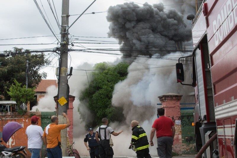 Segundo uma equipe que está no local, dois bombeiros estavam atuando em uma linha de combate dentro do shopping quando parte do teto desabou. Um deles conseguiu sair a tempo e o sargento foi atingido. A vítima foi atendida pelos médicos da USA ( Unidade de Suporte Avançado) no local, e em seguida, foi transportado consciente pelo Águia