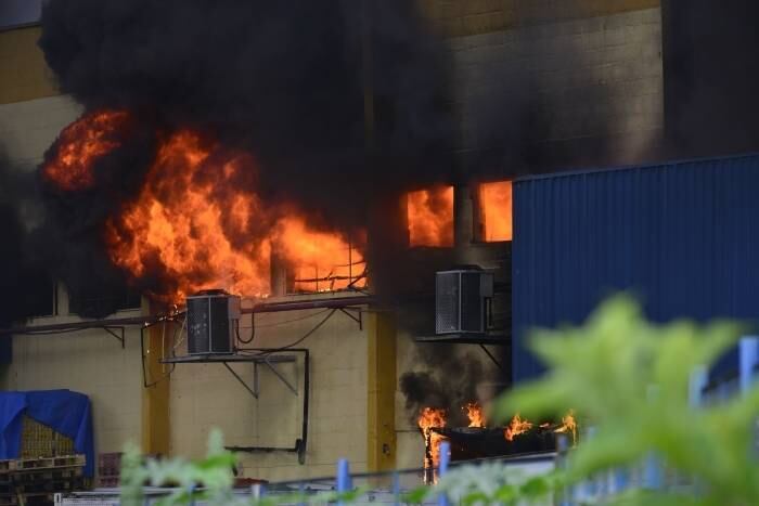 Segundo funcionários, o fogo começou por volta das 7h30 na lanchonete do estabelecimento e rapidamente se alastrou para o prédio