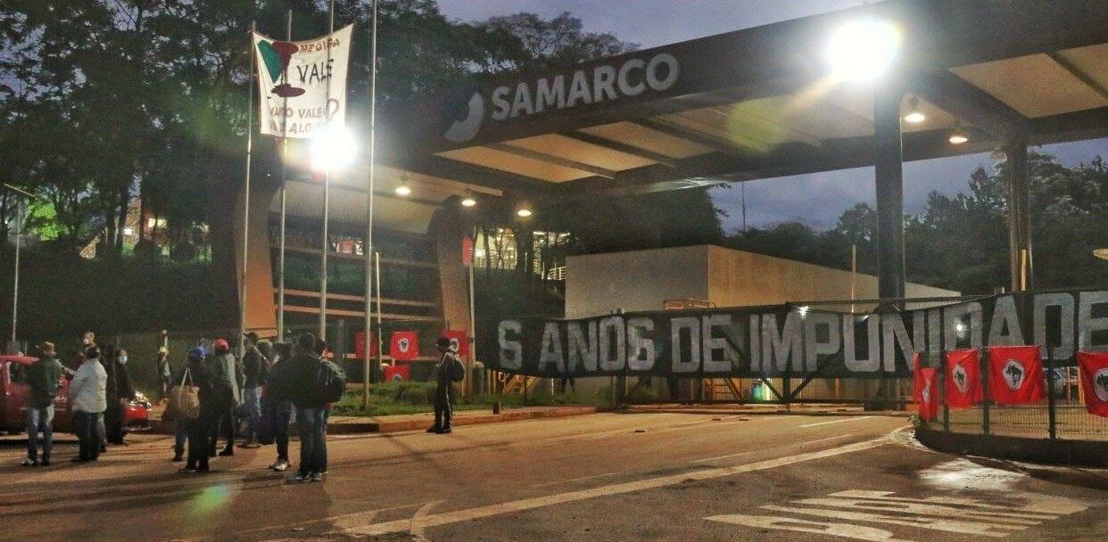 Manifestantes se reuniram em frente à Samarco