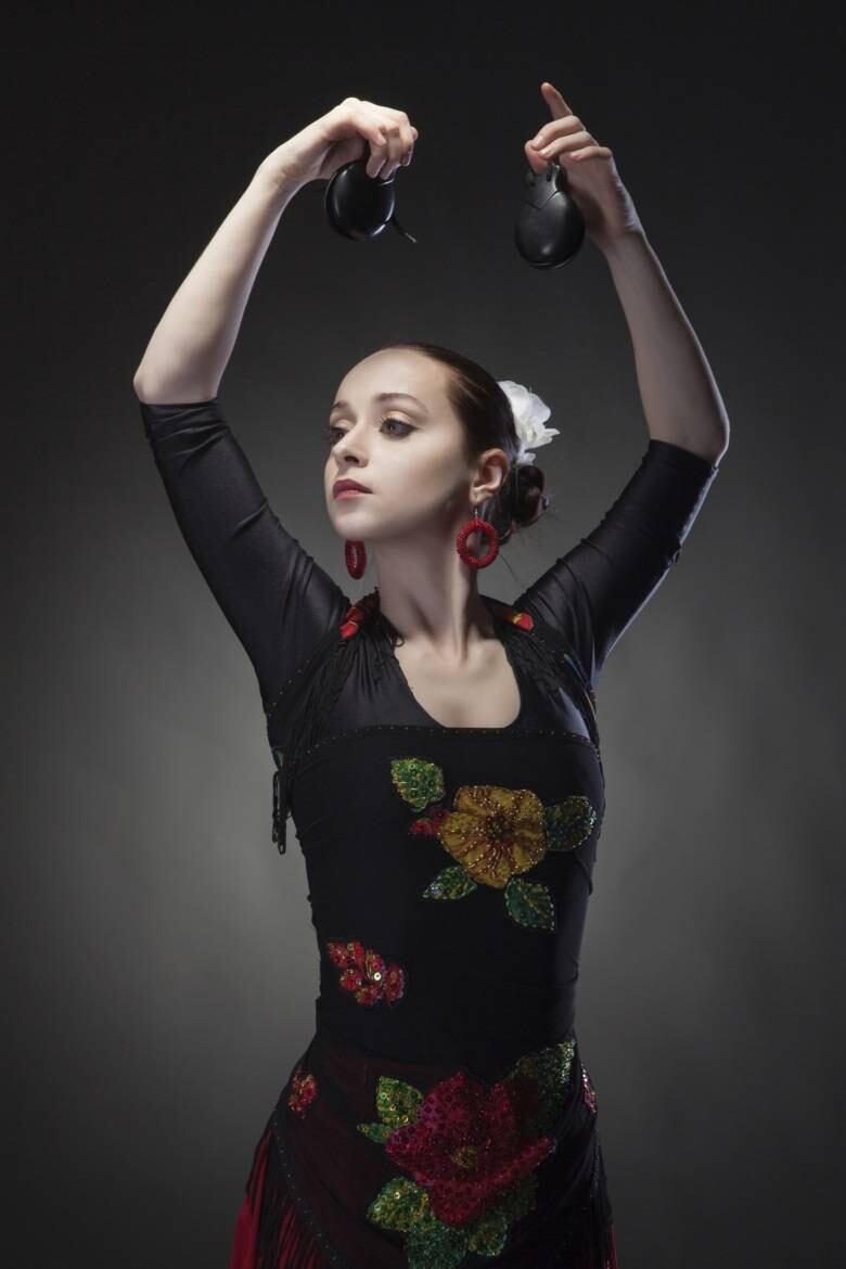 O flamenco é originário da Andaluzia (Espanha), com matizes árabes e ciganos, passagens rápidas e ritmo marcado por castanholas, palmas e sapateado