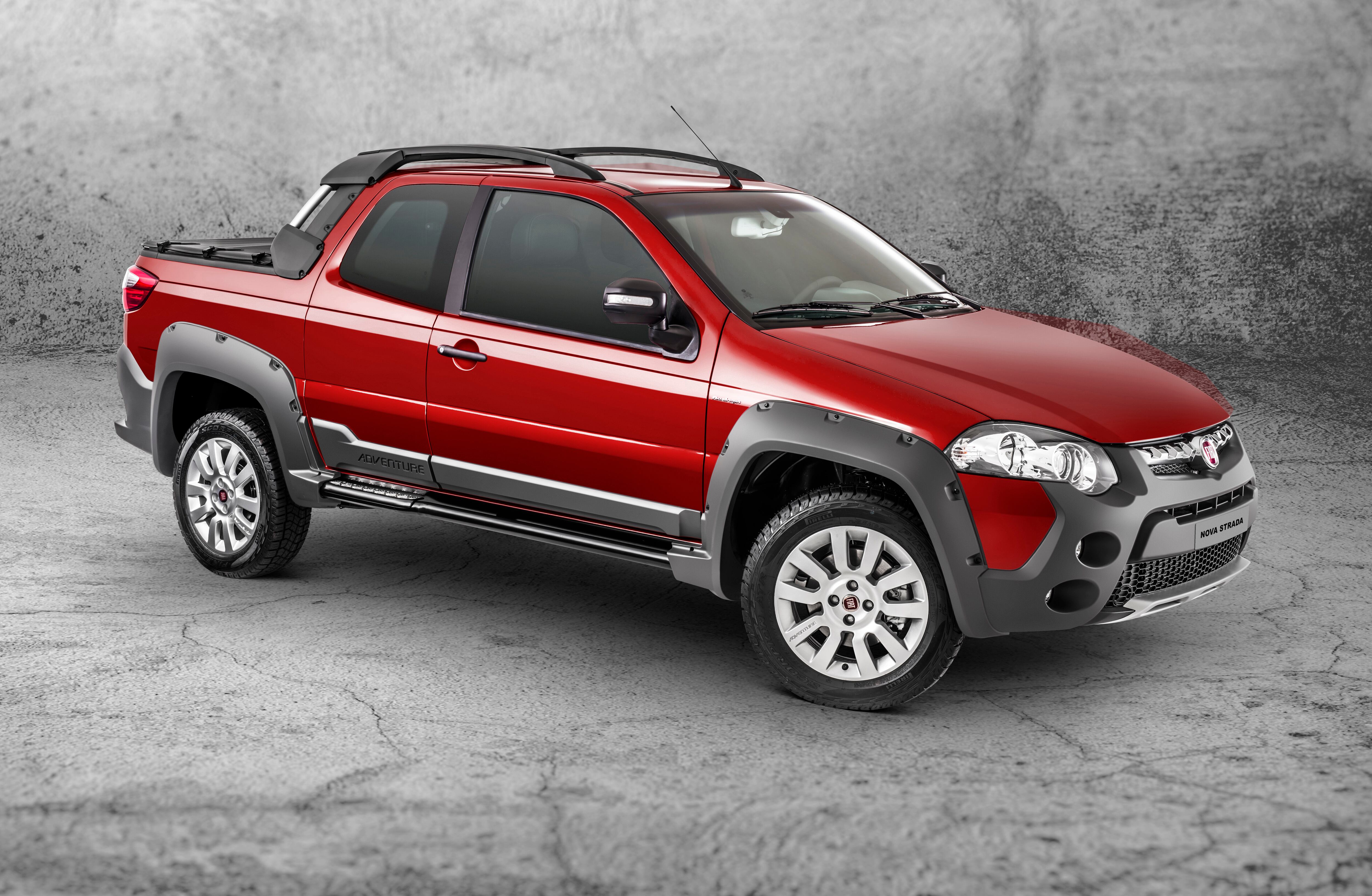 Oferecida em todas as opções de motor, a versão de cabine dupla virá com a terceira porta de série