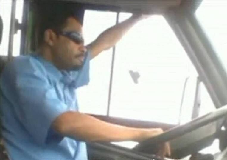 Em um caso que representa perigo para vários passageiros, um motorista de ônibus foi flagrado dormindo enquanto dirigia. O vídeo foi em um veículo da linha que liga Taguatinga ao Riacho Fundo (DF). O veículo anda em zigue-zague enquanto o condutor cochila. Veja como foi


