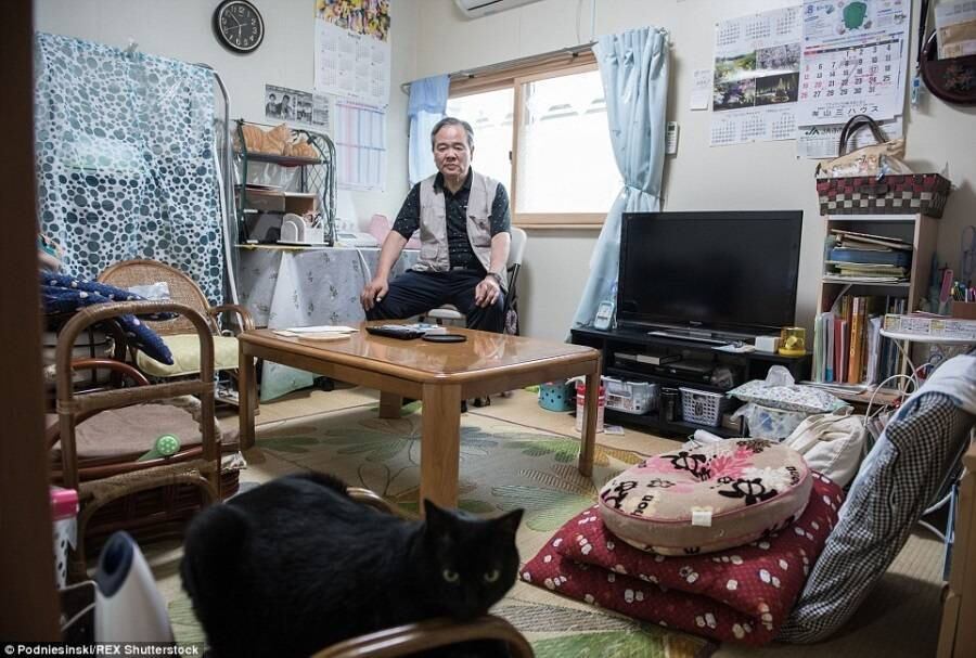 Kouichi Nozawa (foto) vive com sua mulher, Youko, em um quarto no alojamento temporário perto de Fukushima, após terem sido evacuados para fora da zona de exclusão e abandonado suas casas 

