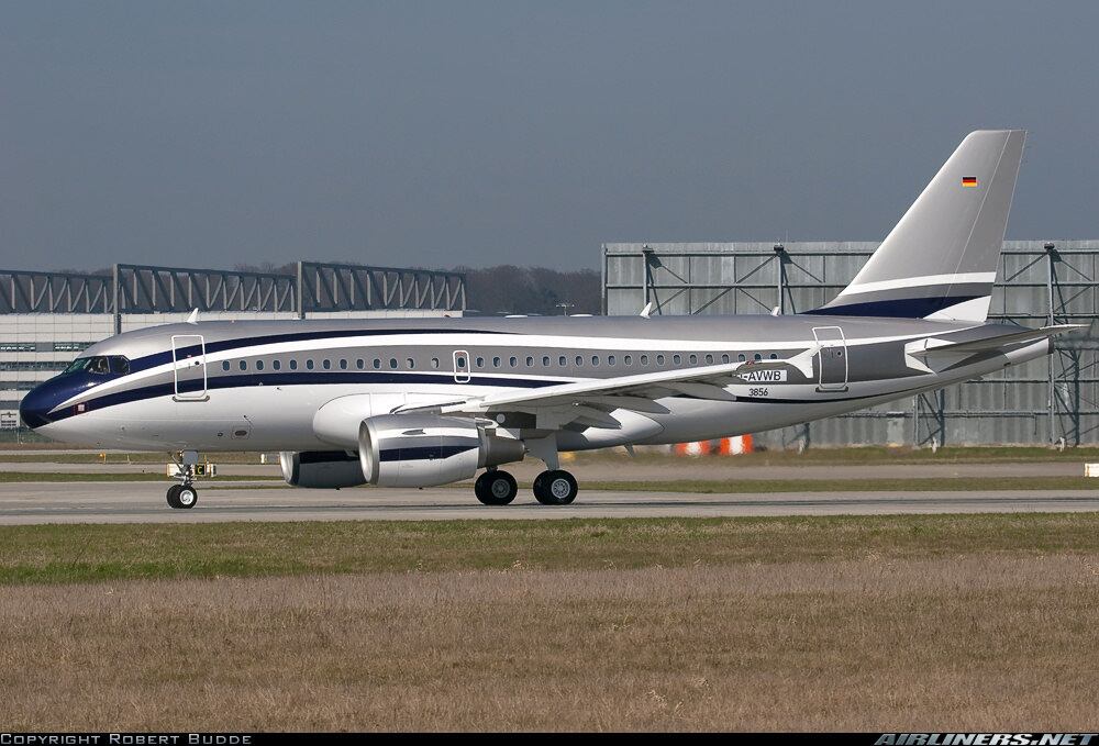 De acordo com o departamento de
aviação da Ucrânia, o avião é um verdadeiro escritório, com sala de
conferências, cozinha e área para descanso. A decoração chama a atenção: a
torneira e a pia do banheiro são feitas de mármore rosa e banhadas a ouro.

As
mesas, armários e painéis são de madeira envernizada. Já as paredes do quarto
principal são forradas com tecido Jacquard — técnica de entrelaçamento — e as
camas são decoradas com folhas de ouro. O toque final fica por conta de um
espelho no teto, emoldurado com ouro

