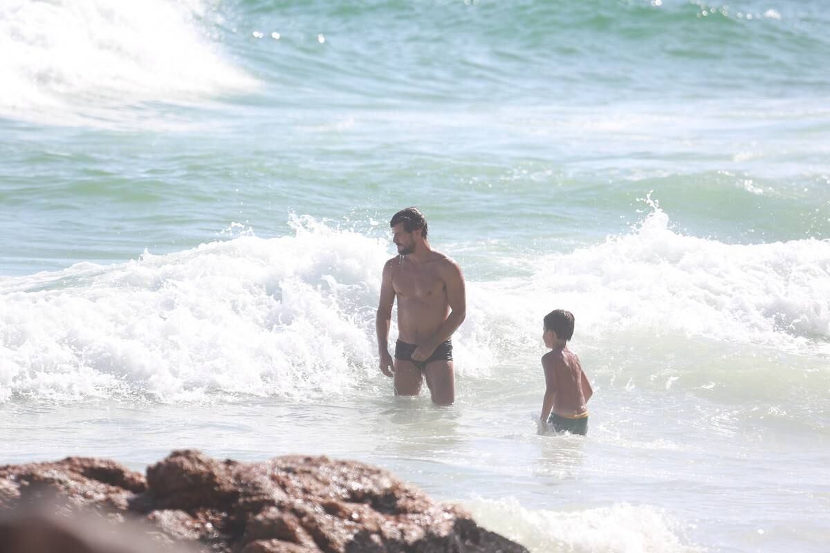 Sophie Charlotte e Daniel de Oliveira se divertem em praia com a família