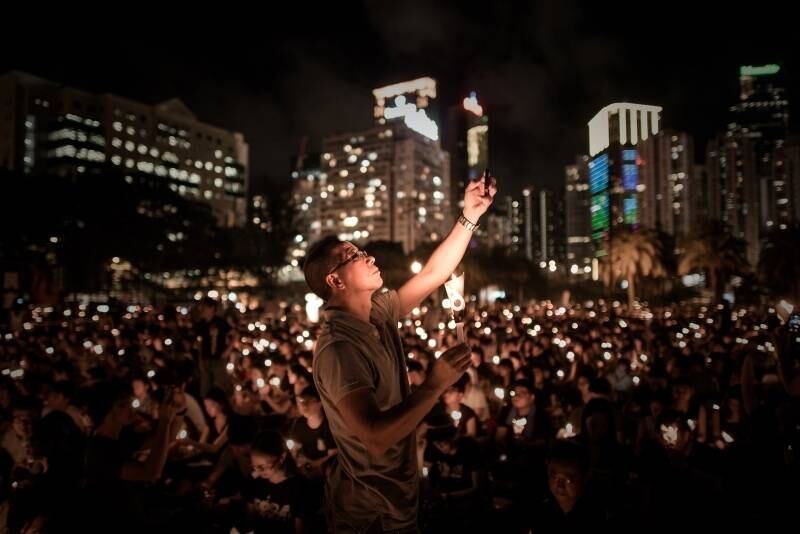 "Este acontecimento tem de inspirar o coração de todos, não podemos permitir que o tempo o apague", declarou um estudante de 19 anos. Os habitantes de Hong Kong, ex-colônia britânica, são os únicos que podem protestar abertamente contra a chamada Primavera de Pequim