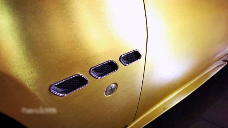 Confira a seguir mais imagens do Maserati GranTurismo Sport dourado e cheio de brilhantes