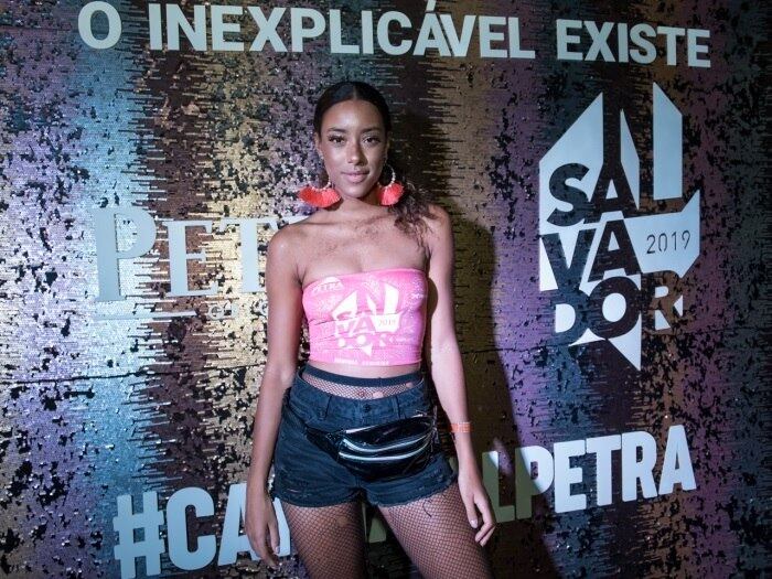 A atriz Yara Charry chamou atenção com as box braids no evento