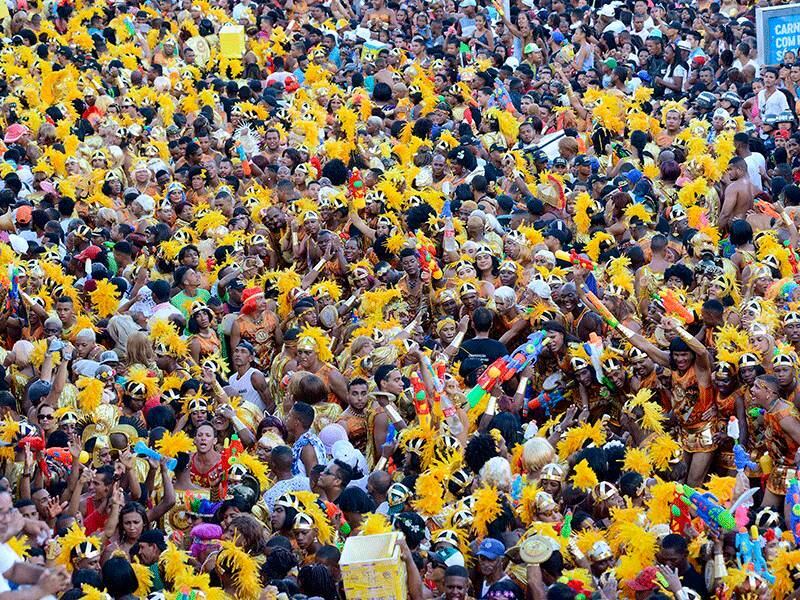 A irreverencia do bloco As Muquiranas voltou a invadir
o circuito Osmar, no centro, nesta segunda-feira (27)