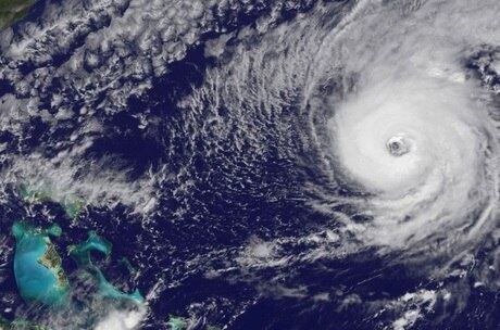 Governo pediu às pessoas para se prepararem para o furacão e permanecerem em casa
