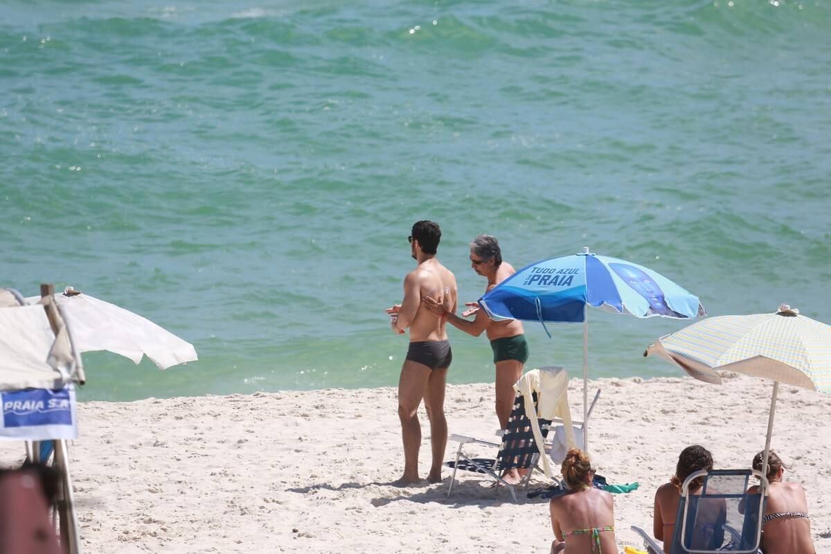 Emiliano D'Avila mostra atributos físicos em dia de praia no Rio