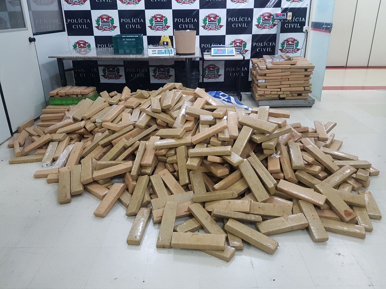 A Rota (Ronda Ostensiva Tobias de Aguiar) apreendeu cerca de 1,1 tonelada de maconha na noite desta quarta-feira (17) na Grande São Paulo