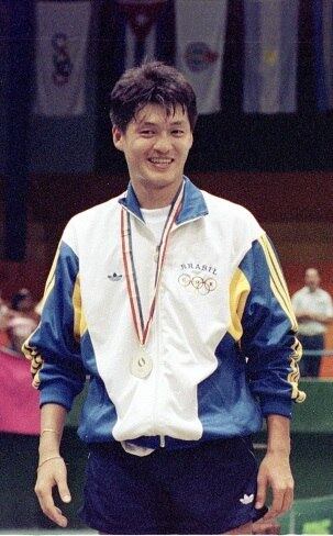 4º Cláudio Kano



O também ex-mesa-tenista, morto em um
acidente em 1996, e amigo de Hugo Hoyama, Cláudio Kano compõe a lista, tendo um
total de 12 medalhas, conquistadas nos Pan-Americanos entre 1983 e 1995 (Caracas,
Indianápolis, Havana, Mar del Plata). Elas estão distribuídas entre sete ouros,
três pratas e dois bronzes