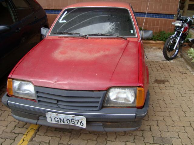 O lote número 2 também tem dois carros: um Chevrolet Monza e um Ford Del Rey. O lance inicial é de R$ 1.500. O Monza é movido a álcool e foi fabricado em 1988