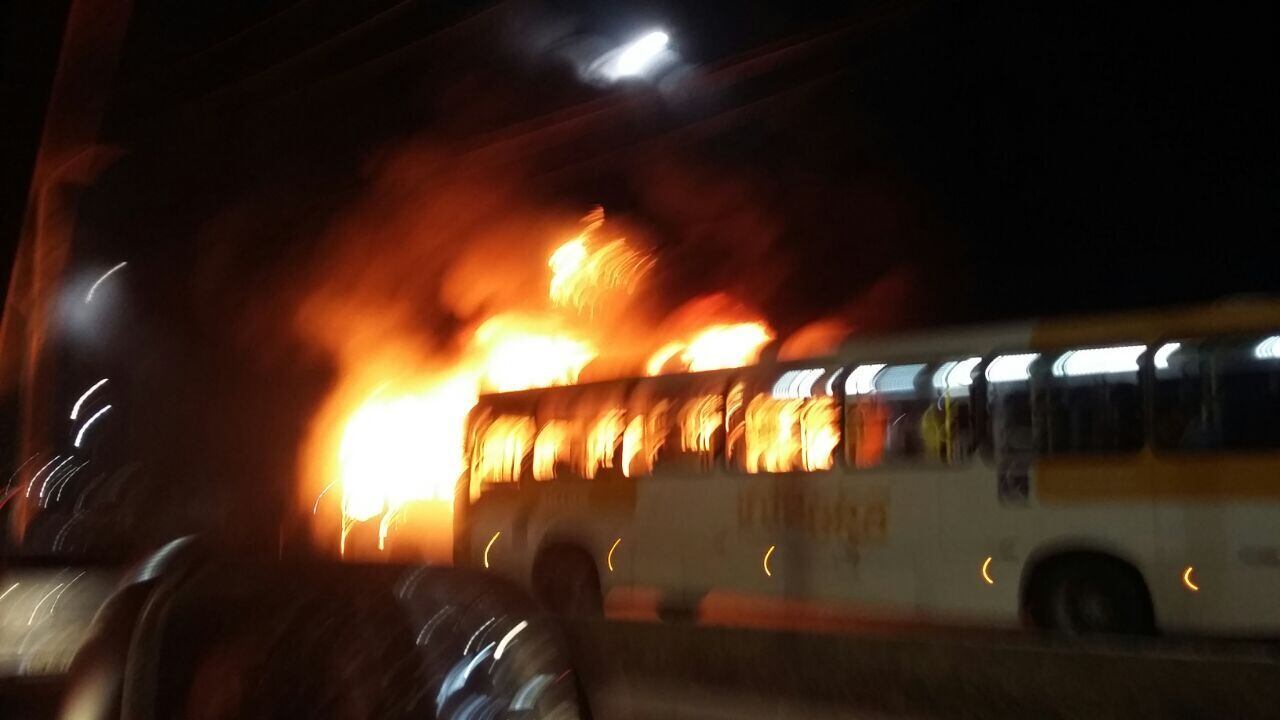 Os coletivos foram incendiados na via sentido avenida ACM, próximo a Concessionária Grande Bahia

